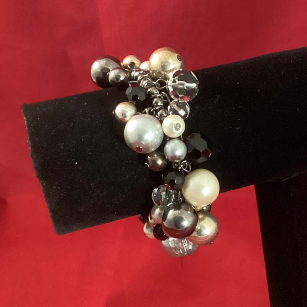 Stretchy faux pearls beaded bracelet
